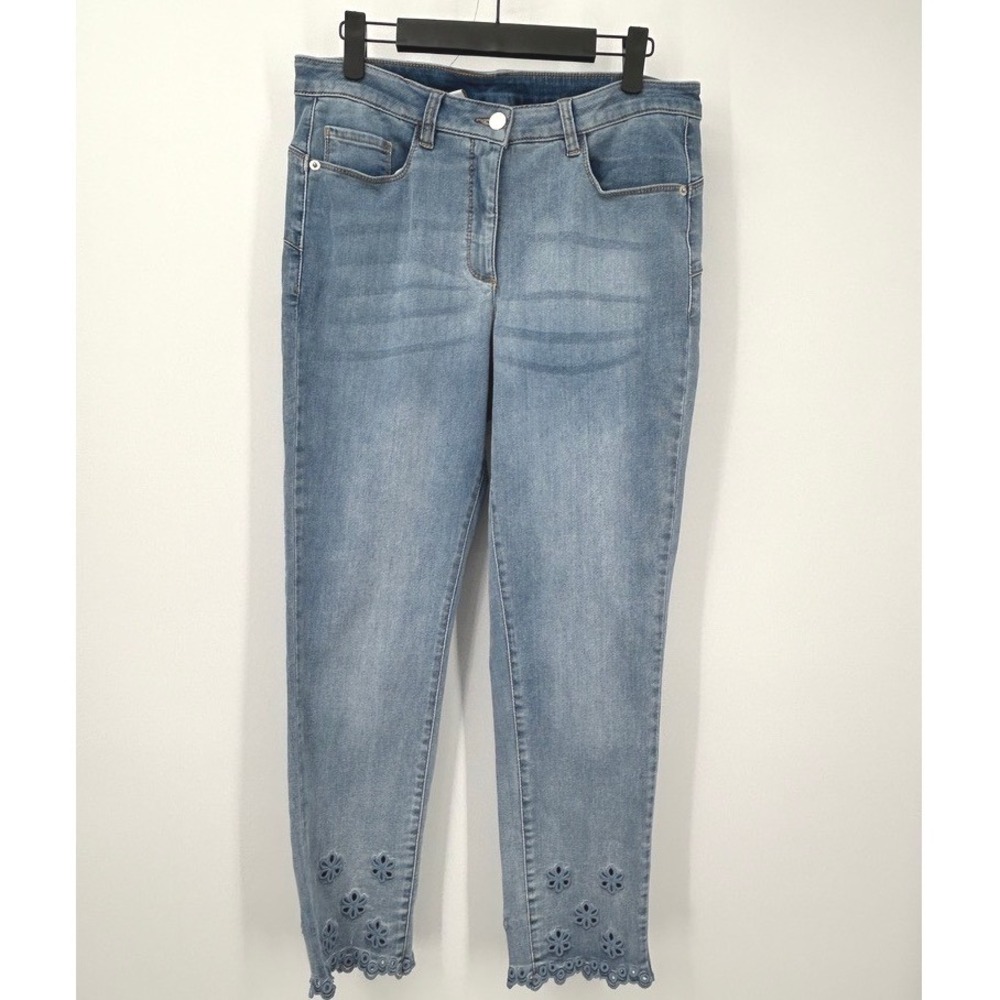 Madeleine Women Light Wash Floral Eyelet Scalloped Hem Cropped Jeans Size US 8 - Picture 2 of 9